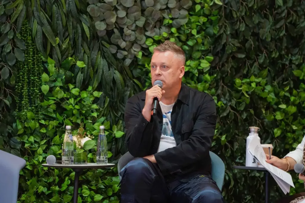 Chris Barnes introduces all collaborators for the Workspace Summit Stage 